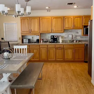 Delightful 3 Bdrm Home, Mins To Clearwater